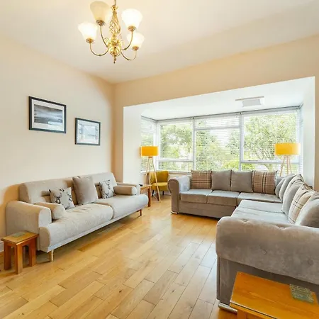 114 Craig Walk - Sleeps 10 *